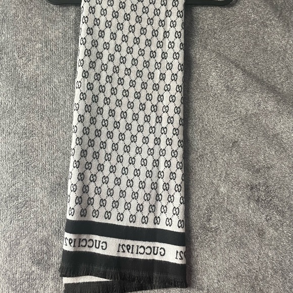 Original Gucci Scarf🧣The material is light and is thick. It will keep you warm. - Picture 5 of 6